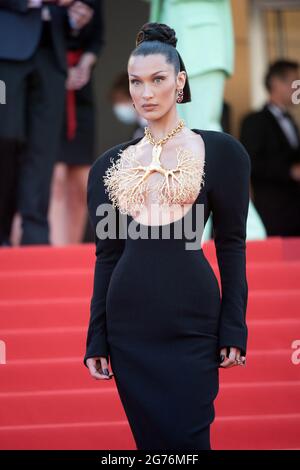 Model Bella Hadid nimmt an der dreistöckigen Vorführung des Tre Piani während der 74. Jährlichen Filmfestspiele von Cannes am 11. Juli 2021 in Cannes, Frankreich, Teil. Foto von David Niviere/ABACAPRESS.COM Stockfoto