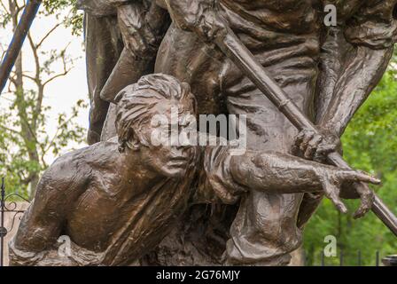 Gettysburg, PA, USA - 14. Juni 2008: Schlachtfelddenkmäler. Detailansicht des North Carolina State Monument, das den verwundeten Soldaten zeigt Stockfoto