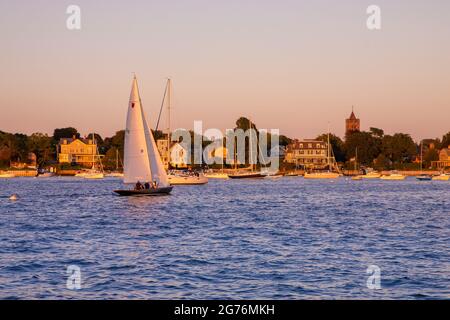 Newport, Rhode Island - 29. Juli 2020: Küste von Newport Rhode Island Sonnenuntergang Himmel mit Booten und Küstenhäusern sichtbar. Stockfoto