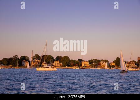 Newport, Rhode Island - 29. Juli 2020: Küste von Newport Rhode Island Sonnenuntergang Himmel mit Booten und Küstenhäusern sichtbar. Stockfoto