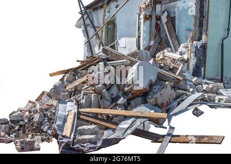 Ruinen des abgerissenen Gebäudes mit gebrochener Wand, Trümmer von Ziegelsteinen und, gebrochenes Haus, isoliert auf weißem Hintergrund. Stockfoto