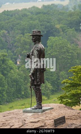 Gettysburg, PA, USA - 14. Juni 2008: Schlachtfelddenkmäler. Bronzestatue von General K. Warren auf dem felsigen Aussichtspunkt Little Round Top mit Fernglas Stockfoto