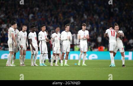 Der englische Marcus Rashford (2. Rechts) wird von Kalvin Phillips getröstet, nachdem er beim Elfmeterschießen während des UEFA-EM-Finales 2020 im Wembley Stadium, London, vermisst wurde. Bilddatum: Sonntag, 11. Juli 2021. Stockfoto