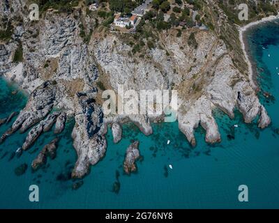 Luftaufnahme von Capo Vaticano, Kalabrien, Italien. Leuchtturm und Vorgebirge. Felsen mit Blick auf das Meer. Praia i Focu Strand und EIN Ficara Strand. Boote Stockfoto