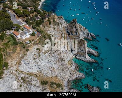 Luftaufnahme von Capo Vaticano, Kalabrien, Italien. Leuchtturm und Vorgebirge. Felsen mit Blick auf das Meer. Praia i Focu Strand und EIN Ficara Strand. Boote Stockfoto