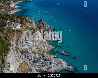 Luftaufnahme von Capo Vaticano, Kalabrien, Italien. Leuchtturm und Vorgebirge. Felsen mit Blick auf das Meer. Praia i Focu Strand und EIN Ficara Strand. Boote Stockfoto