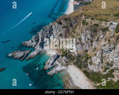 Luftaufnahme von Capo Vaticano, Kalabrien, Italien. Leuchtturm und Vorgebirge. Felsen mit Blick auf das Meer. Praia i Focu Strand und EIN Ficara Strand. Boote Stockfoto
