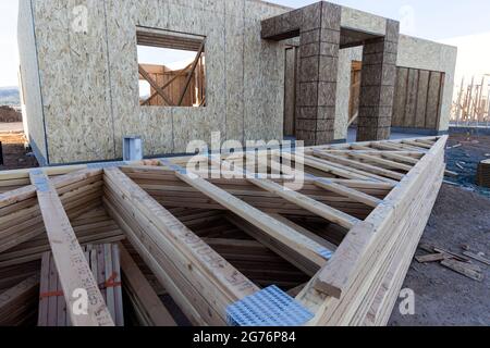 Dachbalken sitzen in Stapeln, die bereit sind, zum Konstruktionsprojekt hinzugefügt zu werden Stockfoto