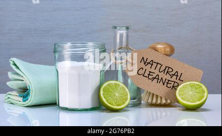 Hausgemachter natürlicher Öko-Reiniger mit Soda, Essig und Kalk in recycelten Gläsern und aus Bambus gefertigte Scheuerbürste, nachhaltiges Leben Stockfoto