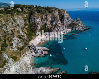 Luftaufnahme von Capo Vaticano, Kalabrien, Italien. Leuchtturm und Vorgebirge. Felsen mit Blick auf das Meer. Praia i Focu Strand und EIN Ficara Strand. Boote Stockfoto