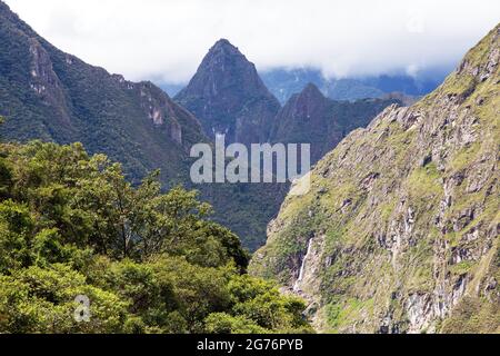 Mount Huayna Picchu und Tempel, Machu Picchu inka-Stadt vom Beginn des Salkantay-Treks in der Nähe von Cusco in Peru aus gesehen Stockfoto