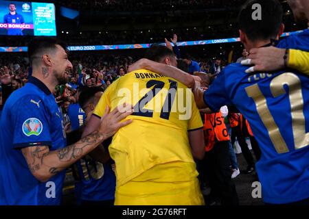 Italiens Torwart Gianluigi Donnarumma feiert mit seinen Fans das UEFA-EM-Finale 2020 im Wembley-Stadion in London. Bilddatum: Sonntag, 11. Juli 2021. Stockfoto