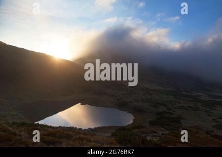 Abendansicht der Ukraine Karpaten Berge und See in der Nähe von Mount Hoverla Stockfoto