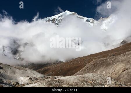 Peak 7 VII mitten in Wolken, schöner Berg auf dem Weg zum Makalu Basislager, Barun Tal, Nepal Himalaya Berge Stockfoto