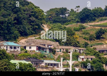 12. Juli 2021-Samcheok-A Blick auf die Dorf- und Hafenszene in Samcheok in Südkorea. Stockfoto