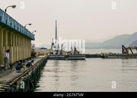 12. Juli 2021-Samcheok-A Blick auf die Dorf- und Hafenszene in Samcheok in Südkorea. Stockfoto