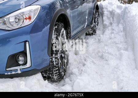 Das Auto blieb am kalten Wintertag im Tiefschnee stecken. Stockfoto