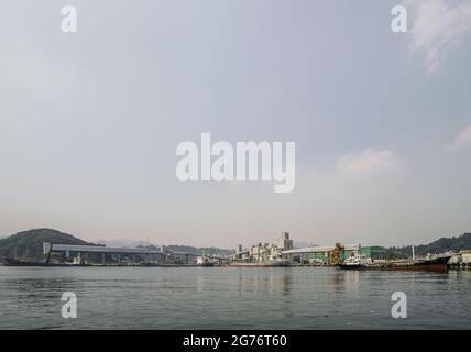 12. Juli 2021-Samcheok-A Blick auf die Dorf- und Hafenszene in Samcheok in Südkorea. Stockfoto