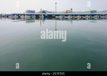 12. Juli 2021-Samcheok-A Blick auf die Dorf- und Hafenszene in Samcheok in Südkorea. Stockfoto