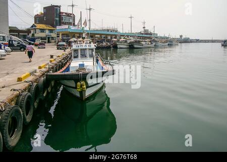 12. Juli 2021-Samcheok-A Blick auf die Dorf- und Hafenszene in Samcheok in Südkorea. Stockfoto