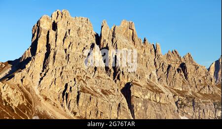 Morgens Panoramablick auf Cima Ambrizzola und Croda da Lago, Alpen Dolomiten Berge, Italien Stockfoto