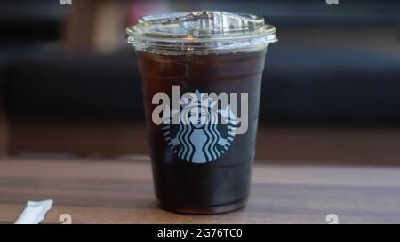 Kalter Brühkaffee mit Starbucks-Logo darauf, isolierter kalter Brühkaffee, Eiskaffee Stockfoto