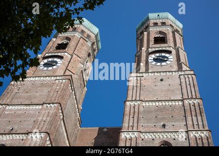 Die Türme der Frauenkirche in München Stockfoto