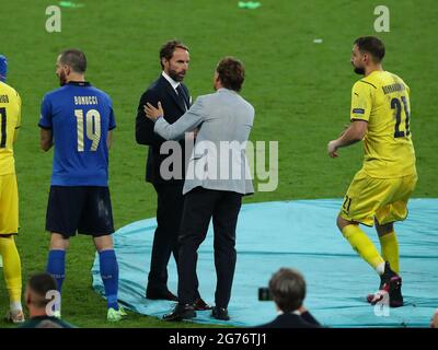 London, England, 11. Juli 2021. Gareth Southgate-Manager von England, getröstet vom italienischen Trainer Roberto Mancini während des UEFA-EM-2020-Finales im Wembley-Stadion in London. Bildnachweis sollte lauten: David Klein / Sportimage Kredit: Sportimage/Alamy Live News Stockfoto