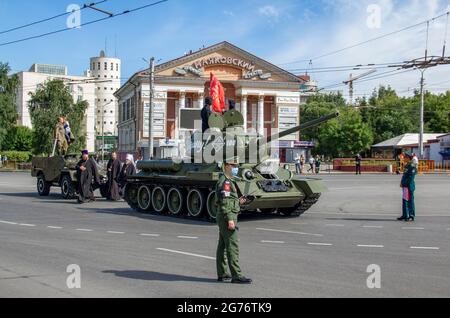 Omsk, Russland. 24. Juni 2020. Die Besatzung des Panzers T-34 des Zweiten Weltkriegs erwartet den Beginn der Parade. Parade der militärischen Ausrüstung zu Ehren des Victo Stockfoto