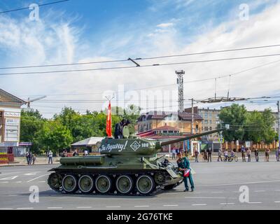 Omsk, Russland. 24. Juni 2020. Die Besatzung des Panzers T-34 des Großen Vaterländischen Krieges erwartet den Beginn der Parade. Parade der militärischen Ausrüstung in Stockfoto