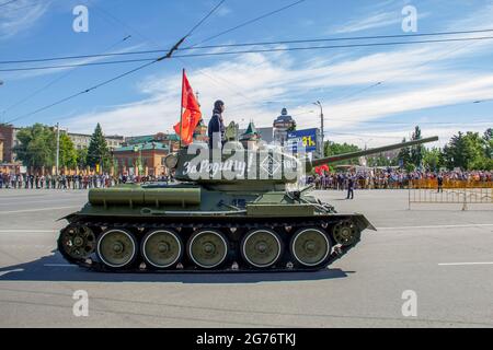 Omsk, Russland. 24. Juni 2020. Tank T-34 bewegt sich durch den zentralen Platz der Stadt. Parade der militärischen Ausrüstung zu Ehren des Siegestages. Kredit: Stockfoto