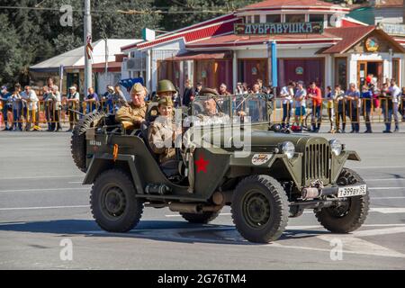 Omsk, Russland. 24. Juni 2020. Der gepanzerte Wagen GAZ-67 bewegt sich durch den zentralen Platz der Stadt. Parade der militärischen Ausrüstung zu Ehren des Sieges Stockfoto