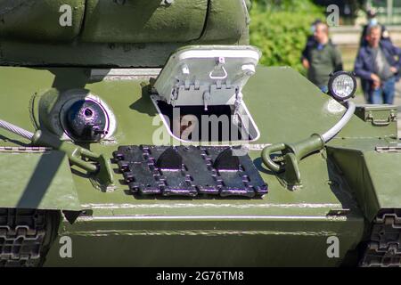 Omsk, Russland. 24. Juni 2020. Das Besatzungsmitglied des Panzers T-34 des Großen Vaterländischen Krieges erwartet den Beginn der Parade. Parade der militärischen Ausrüstung Stockfoto