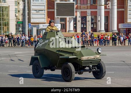 Omsk, Russland. 24. Juni 2020. Der gepanzerte Wagen BA-64B fährt durch den zentralen Platz der Stadt. Parade der militärischen Ausrüstung zu Ehren des Sieges Stockfoto