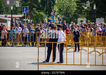 Omsk, Russland. 24. Juni 2020. Polizisten erwarten den Beginn der Parade. Parade der militärischen Ausrüstung zu Ehren des Siegestages. Bild: Igor Kutn Stockfoto