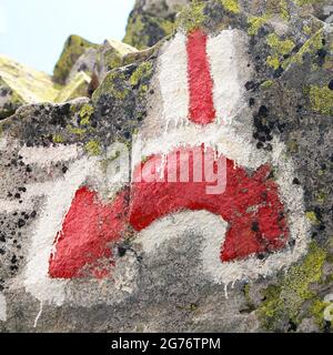 Rot-weiße Wanderpfadzeichen Symbole in Italien alpen auf grauem Stein Hintergrund Stockfoto