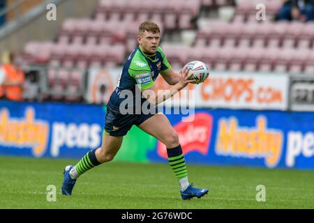 Wigan, Großbritannien. Juli 2021. Oliver Russell (23) von Huddersfield Giants läuft am 7/11/2021 in Wigan, Großbritannien, mit dem Ball nach vorne. (Foto von Simon Whitehead/News Images/Sipa USA) Quelle: SIPA USA/Alamy Live News Stockfoto