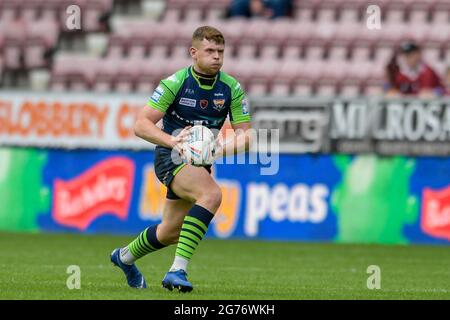 Wigan, Großbritannien. Juli 2021. Oliver Russell (23) von Huddersfield Giants läuft am 7/11/2021 in Wigan, Großbritannien, mit dem Ball nach vorne. (Foto von Simon Whitehead/News Images/Sipa USA) Quelle: SIPA USA/Alamy Live News Stockfoto