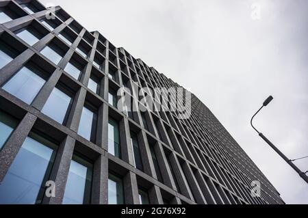 POZNAN, POLEN - 16. Nov 2018: Eine Nahaufnahme des modernen Bürogebäudes von Baltyk mit vielen Fenstern auf der Straße Roosevelta Stockfoto