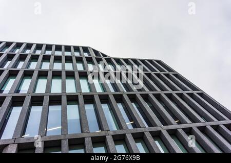 POZNAN, POLEN - 16. Nov 2018: Eine Nahaufnahme des modernen Bürogebäudes von Baltyk mit vielen Fenstern auf der Straße Roosevelta Stockfoto