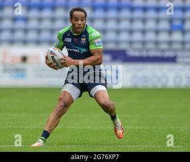 Wigan, Großbritannien. Juli 2021. Leroy Cudjoe (21) von Huddersfield Giants mit dem Ball in Wigan, Vereinigtes Königreich am 7/11/2021. (Foto von Simon Whitehead/News Images/Sipa USA) Quelle: SIPA USA/Alamy Live News Stockfoto