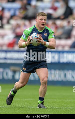 Wigan, Großbritannien. Juli 2021. Luke Yates (8) von Huddersfield Giants läuft am 7/11/2021 in Wigan, Großbritannien, mit dem Ball nach vorne. (Foto von Simon Whitehead/News Images/Sipa USA) Quelle: SIPA USA/Alamy Live News Stockfoto