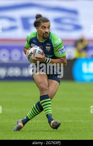 Wigan, Großbritannien. Juli 2021. Ashton Golding (1) von Huddersfield Giants läuft am 7/11/2021 in Wigan, Großbritannien, mit dem Ball. (Foto von Simon Whitehead/News Images/Sipa USA) Quelle: SIPA USA/Alamy Live News Stockfoto