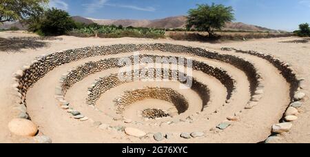 Cantalloc Aquädukt in Nazca, spiralförmige oder kreisförmige Aquädukte oder Brunnen, Peru Stockfoto