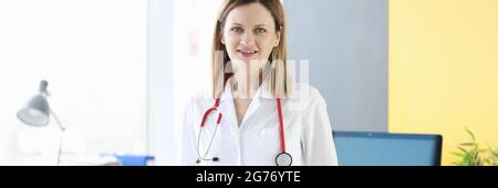 Porträt einer jungen Ärztin im weißen Mantel Stockfoto