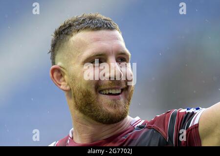 Wigan, Großbritannien. Juli 2021. Jackson Hastings (31) von Wigan Warriors lächelt am Ende des Spiels in Wigan, Großbritannien am 7/11/2021. (Foto von Simon Whitehead/News Images/Sipa USA) Quelle: SIPA USA/Alamy Live News Stockfoto