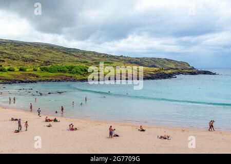 Sonnenbaden und Schwimmen am Strand von Anakena auf der Osterinsel, Rapa Nui, Chile. Stockfoto