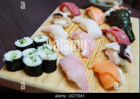 Ein Set köstlicher Sushi-Brötchen und Nigiri mit Fisch und Gemüse Stockfoto