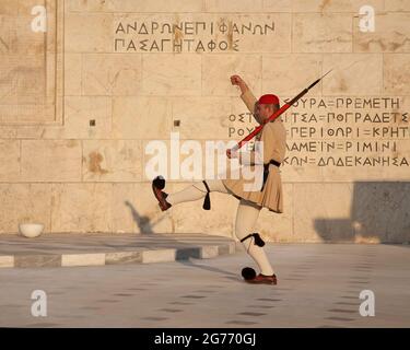 Wechsel der Präsidentengarde in Athen neben der Mauer des griechischen Parlaments mit Thukydides-Zitaten aus Pericles Funeral Oration Stockfoto