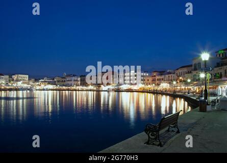 Altstadt Chania Restaurants entlang der Uferpromenade des venezianischen Hafens bei Nacht auf Kreta auf den griechischen Inseln Stockfoto